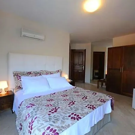 Sleeps 13 Pool Air Con